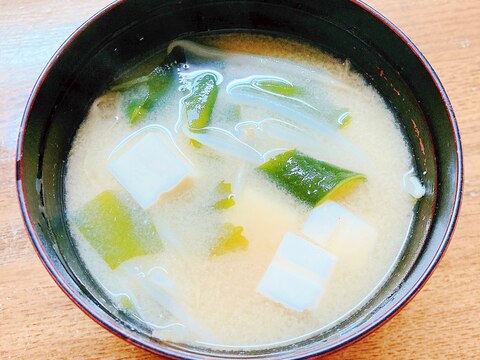 もやしと豆腐とワカメの味噌汁